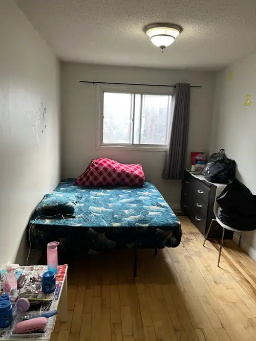 Big private room with attached full newly renovated washroom at the main floor for 1 person .*PRIVAT...