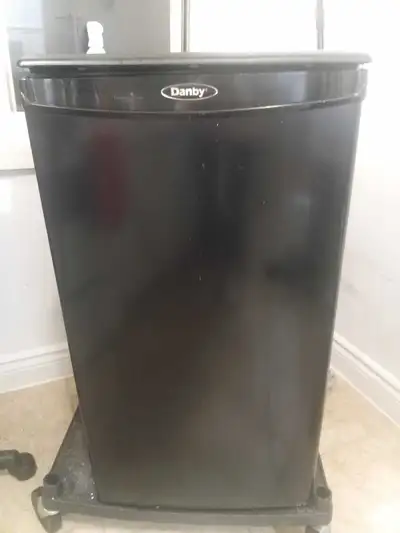 Mini fridge, clean, works great, ice cube tray included. Need gone ASAP !! Text Shawna @ 437 980 627...