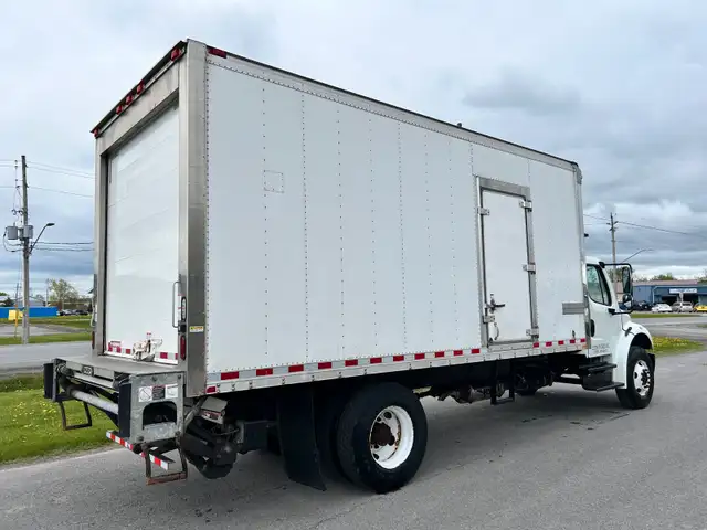 2016 freightliner m2 18’ reefer truck in Heavy Trucks in Napanee - Image 4