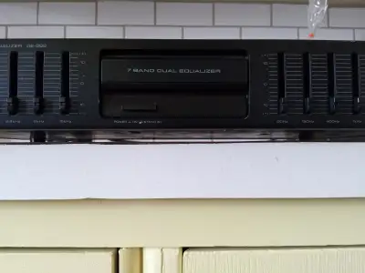 Égalisateur stéréo à 7 bandes vintage Première itération en 1990 Très bon état Pour un son des année...