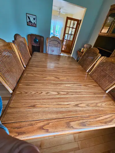 Beautiful oak dining room table, 6 comfortable, padded chairs (2 are Captain's chairs) and 2x 15" le...