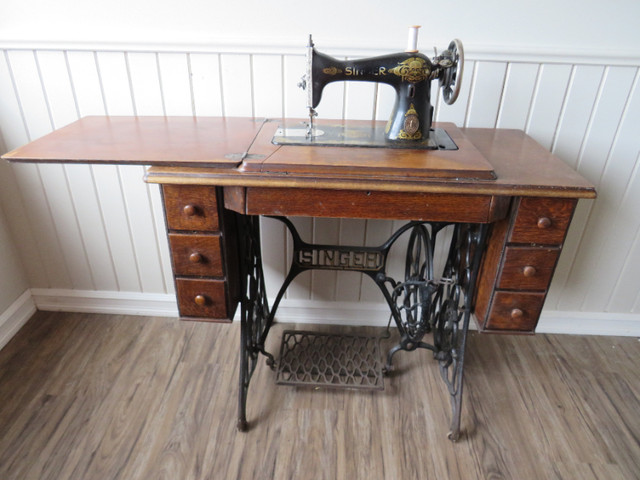 Vintage Singer Sewing Machine 6 Drawers Treadle in Arts & Collectibles in Trenton - Image 3