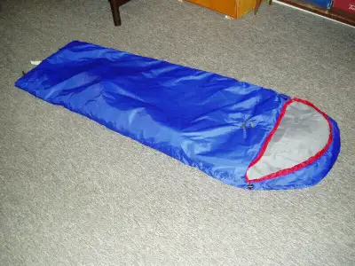 Sac de couchage de la CORDÉE pour une personne avec petit oreiller incorporé. Très propre en bon éta...