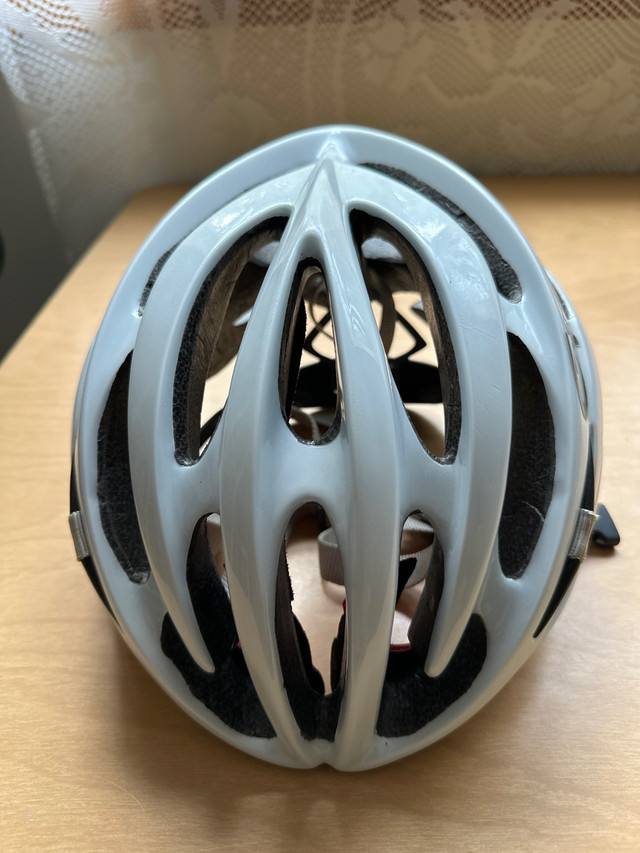 Giro Bike Helmet in Clothing, Shoes & Accessories in Comox / Courtenay / Cumberland - Image 2