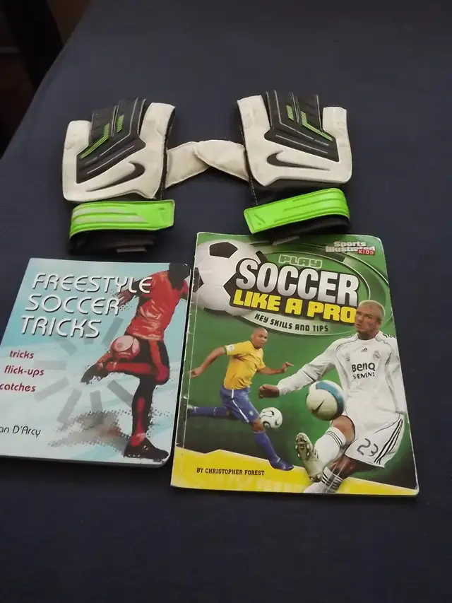 12 SOCCER ITEMS BUNDL:NIKE GOALIE GLOVES+11soccer mags/books,TFC in Soccer in City of Toronto - Image 7