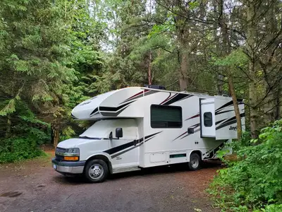 Excellent Condition. Chevrolet 4500 6L Vortec V8, 85000 km. 1 Slide out queen walk around bed and up...