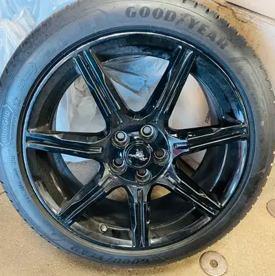 Ford Mustang winter wheels Tires only have 4500km on them Comes with tpms sensors