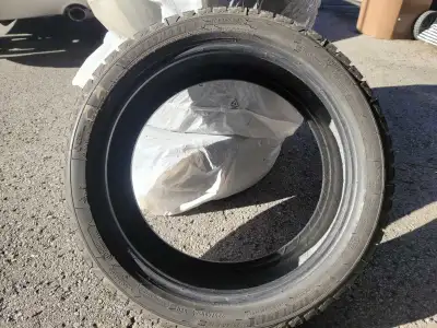 Je vends un ensemble de 4 pneus d'hiver.❄️ • Marque : Michelin X-Ice Snow • Taille : 225/40 R18 • Ét...