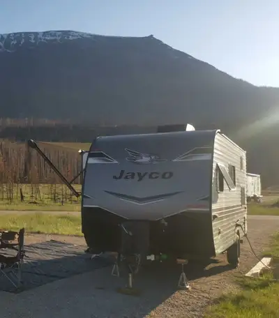 *Purchased 2024 with limited use in 2024 and 2025. Still smells new; Pet Free.* The 2023 Jayco Jay F...