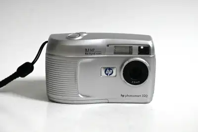 HP Photosmart 320 Digital Camera - Y2K!, View more