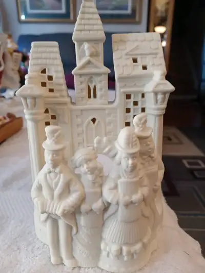 Excellent condition. Never Used. PartyLite Village Carolers tealight candle holder has Victorian sin...