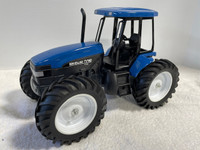 1/16 NEW HOLLAND TV140 BI-DIRECTIONAL Farm Toy Tractor