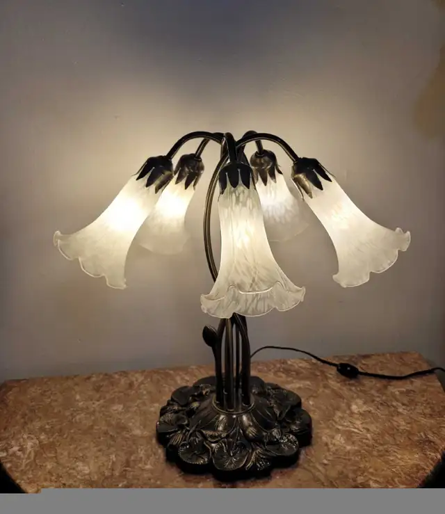 Tiffany style Lily pad 5 tulip white shades table lamp  in Indoor Lighting & Fans in City of Toronto - Image 3