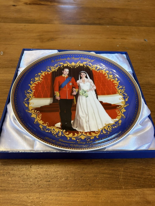 Vintage HRH Prince William & Catherine Middleton ROYAL WEDDING P dans Art et objets de collection  à Longueuil/Rive Sud - Image 3