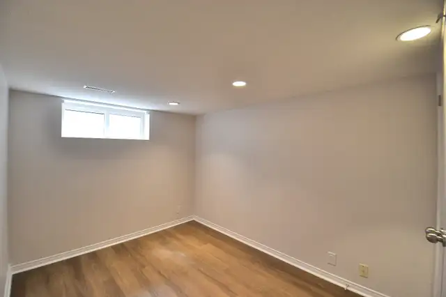 Gorgeous 2 Bedroom + Den House Lower Level Near Fairview Mall62854409185667124