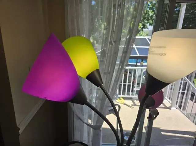 Lampe sur pied pour enfants in Indoor Lighting & Fans in Laval / North Shore - Image 7