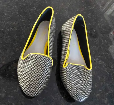 Pics 1-3: New with tags Aldo flats size 5.5. Purchased for over 50$ asking 40$. Pic 4: coral sandals...