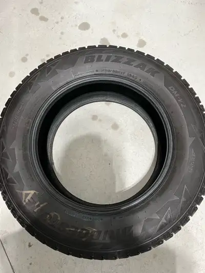 Je vends ces pneus d'hiver Bridgestone Blizzak DM-V2 en taille 235/65R17, parfaits pour affronter le...