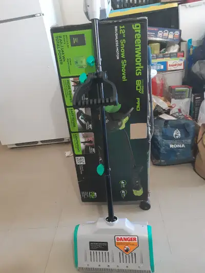 It is new 12" wide - 6" depth, only one time using for trying Text me: 514-516-2852 Pelle à neige ne...