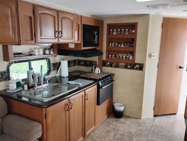 27 ' travel trailer with 2 slides in Travel Trailers & Campers in Port Alberni - Image 8