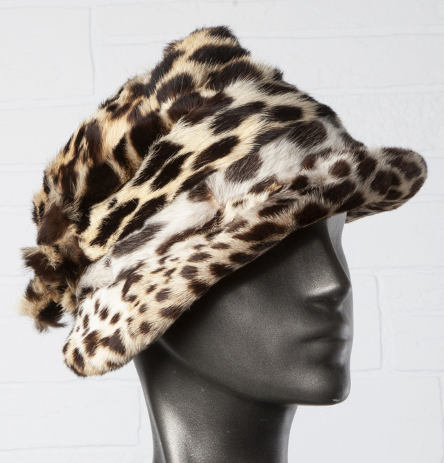 Chapeau de vraie fourrure dans Femmes - Hauts et vêtements d'extérieur  à Lévis - Image 2