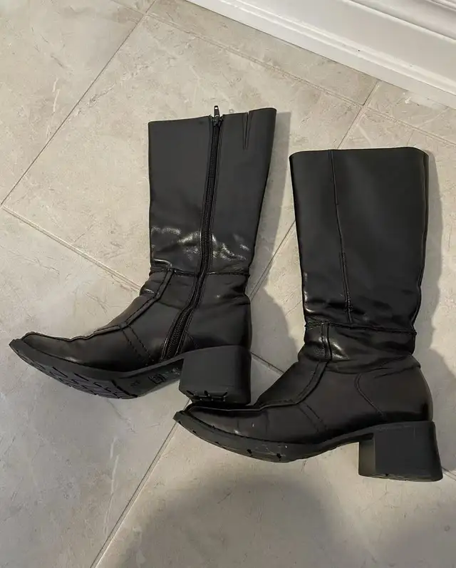 5 pairs of shoes size 5-7 in Women's - Shoes in Mississauga / Peel Region - Image 7