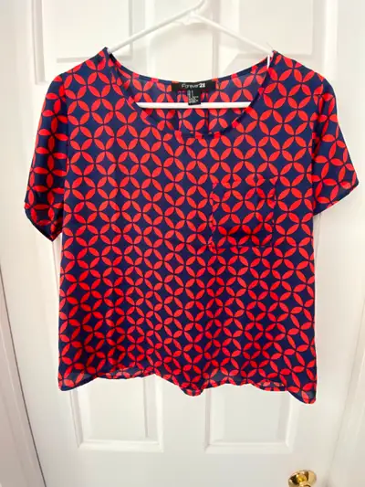 This stunning geometric print blouse will seamlessly blend with all your wardrobe staples Like new E...