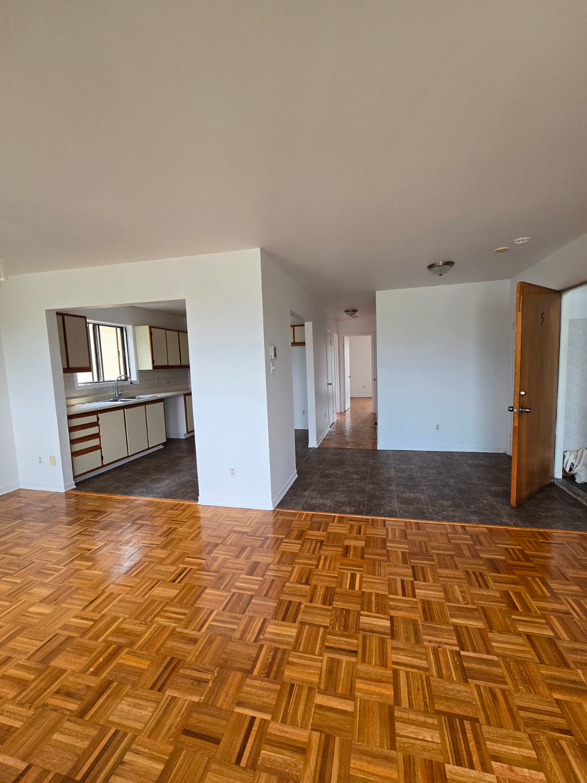 4 1/2  apt — photo 3