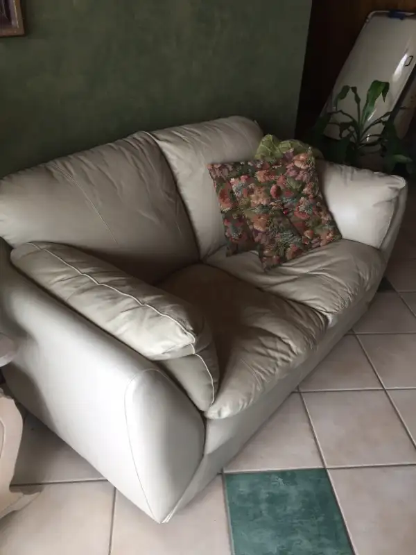 Causeuse en vrai Cuir, Ivoire**all-leather Loveseat, Ivory in Couches & Futons in Laval / North Shore - Image 3