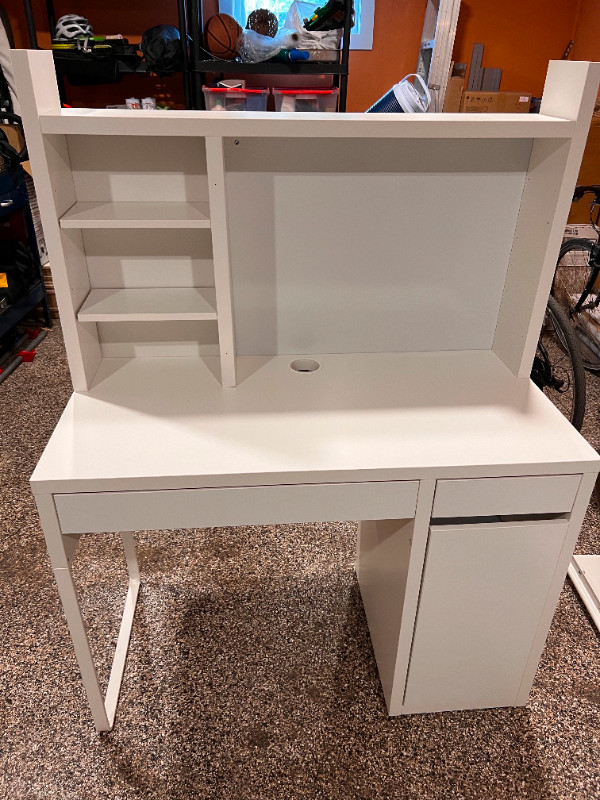Bureau de travail avec tablettes d'IKEA (blanc) dans Bureaux  à Ville de Montréal
