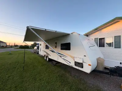 FOR SALE - TRAIL CRUISER 30ft Bumper Pull Travel Trailer. In great condition. One Slide. Just under...