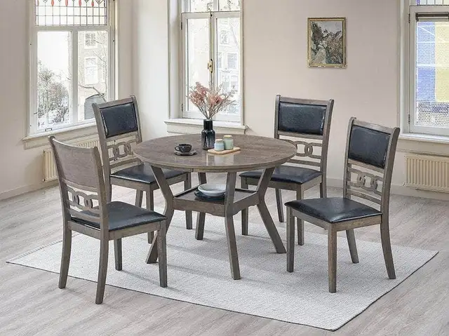 Beautiful round rubber wood dining table in Dining Tables & Sets in Markham / York Region - Image 5