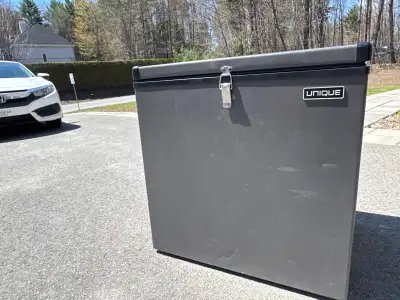 Ce congélateur Unique 2.2 pieds cubes fonctionne au propane, 12 volts ou 120 volts, offrant une poly...