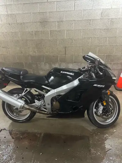 BIKE DOES NOT RUN . Kawasaki ZZR600 Sport Touring motorcycle With approximately 15000km. Bike has no...