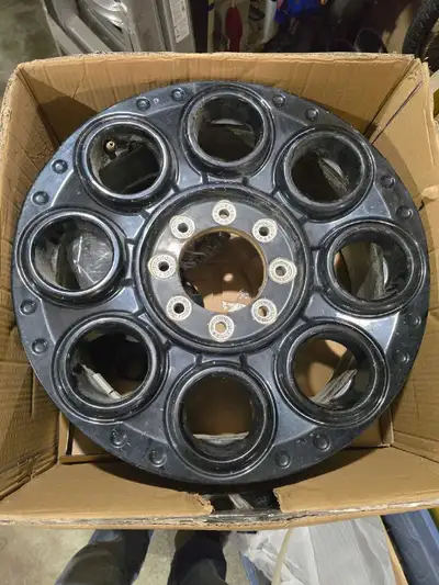 2024 Ford F350 Blackout Edition 8 bolt rims, with caps. Approximately 25000 km on the rims prior to...