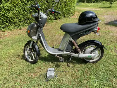 Scooter électrique Marque Switch 100 évolution Vient avec le casque de sécurité , la batterie et le...