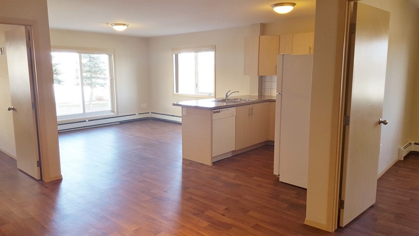 SPACIOUS CORNER APARTMENT 4