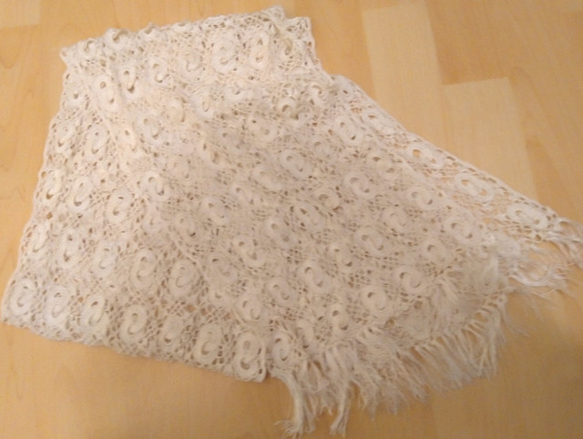 Vintage Cream coloured scarf/shawl crochet in Women's - Tops & Outerwear in Oakville / Halton Region