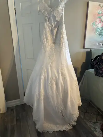 A never worn brand new wedding dress with veil and tiara size 6 Excellent condition, please contact...