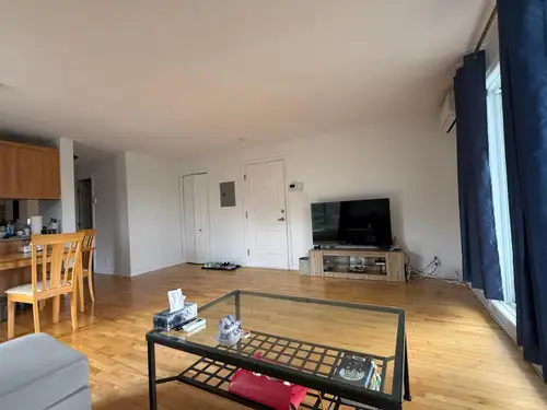 Découvrez ce magnifique condo contemporain offrant près de 1040 sq ft (100 m²) d'espace privé total...