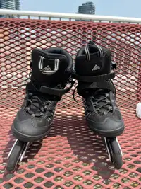 Rollerblades (inline skates). Incl safety pads and helmet