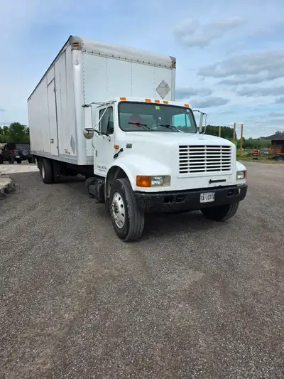 01 INTL,DT466,28 FT BOX,REBUILD ENG & TRANS,7 SPEED MANUAL,TAILGATE,COLD AC,DOUBLE GAS TANK,CRUISE,A...