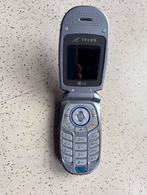 Vintage Telus Flip Phone in Cell Phones in Annapolis Valley - Image 2