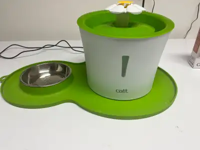 Keep your feline friend hydrated with this Catit water fountain! This fountain features a daisy desi...