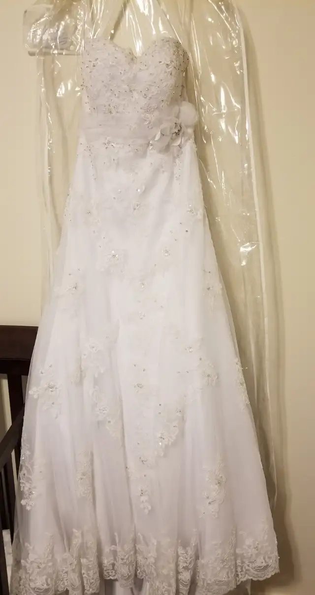 Beautiful Wedding Dress in Wedding in Lethbridge - Image 5