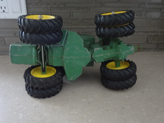 Vintage John Deere 1/16 Scale 4 Wheel Drive Diecast Tractor in Arts & Collectibles in Saskatoon - Image 4
