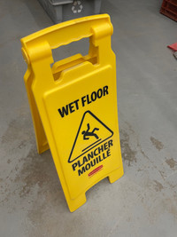 NEW  Caution wet floor bilingual sign  yellow/blk Rubbermaid