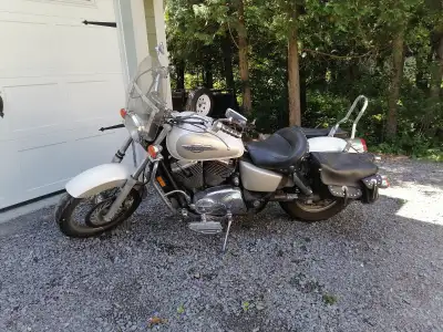 Honda Shadow 1996 motorcycle in good working condition. No dents. Features Mustang seat and saddleba...