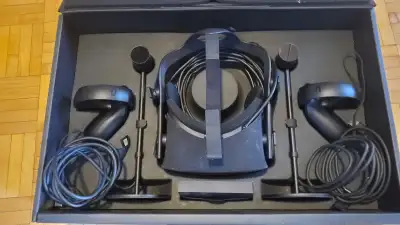 Full set in carrying case, includes: - Oculus Rift headset - 2x Controllers - 2x Sensors Requires 1x...