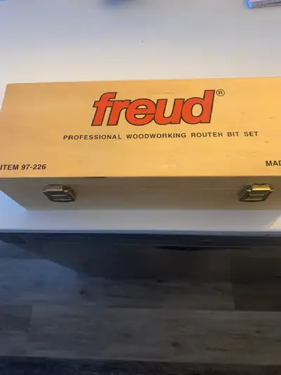 freud professional woodworking router bit set of 3. The two small ones were never used the larger wa...